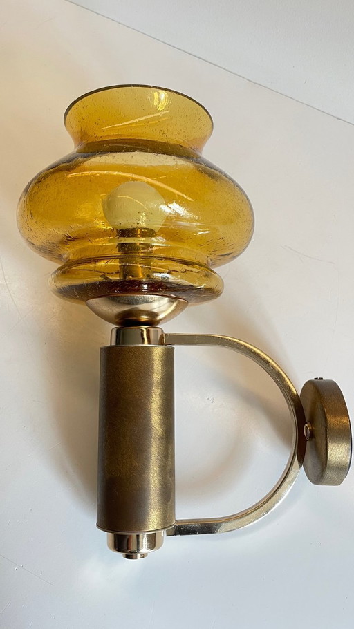 Aplique de pared de los años 70 en latón cepillado y vidrio soplado.