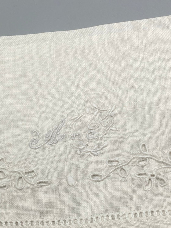 Porte-serviettes ancien brodé « Anne » – linge de trousseau vers 1900 – Objets déco, Textile, Cotton (photo 2 of 7)