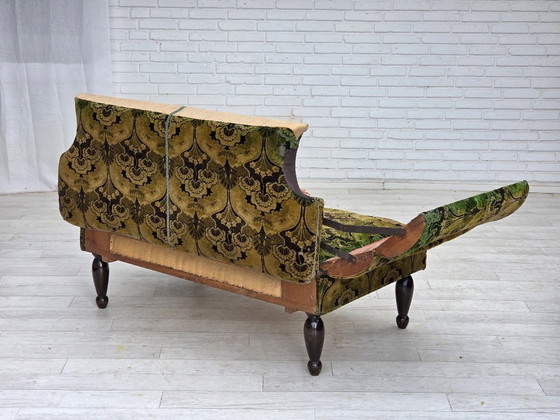 Image 1 of Deense tweepersoons slaapbank/bank met neerklapbare armleuningen uit de jaren 30, bekleed met groen meubelvelours.