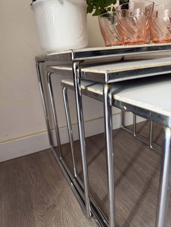 Image 1 of Mimi set Tavolini impilabili metà secolo bianchi con finiture cromate