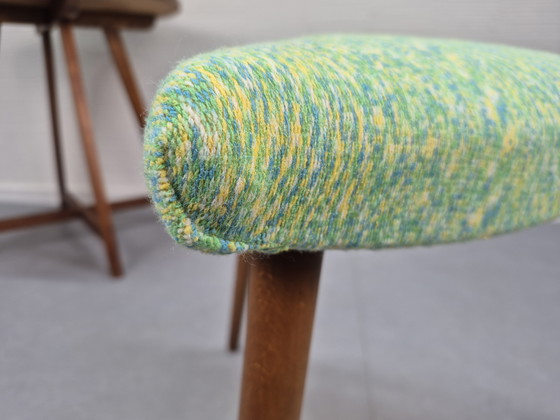 Image 1 of Tabouret triangulaire vintage avec revêtement en tissu neuf, de style danois.