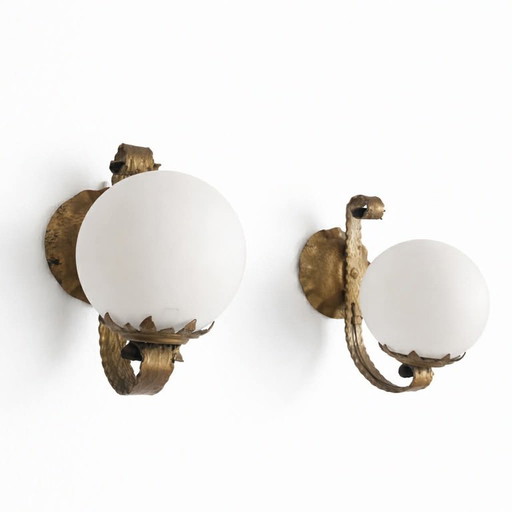 2 brutalistische wandlampen van verguld metaal, circa 1970