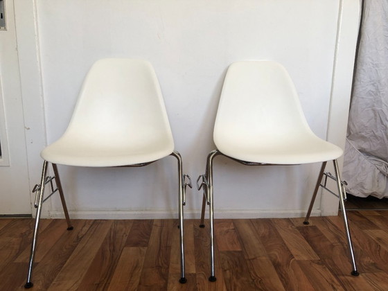 Image 1 of 4x Original Vitra Eames Plastic Side Chair DSS – White – Beautiful Patina
