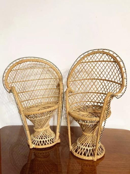 Een paar miniatuur Emmanuelle fauteuils