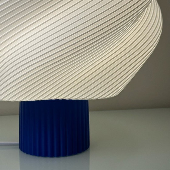 Image 1 of Skulpturale Lampe Magda | Blau & Weiß