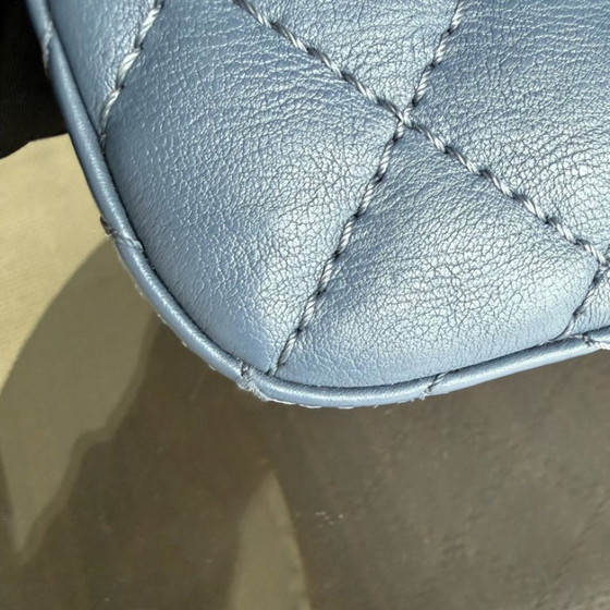 Image 1 of Chanel 2.55 Reissue 225 - 24 cm Caviar trapuntato blu con finiture dorate Serie 23
