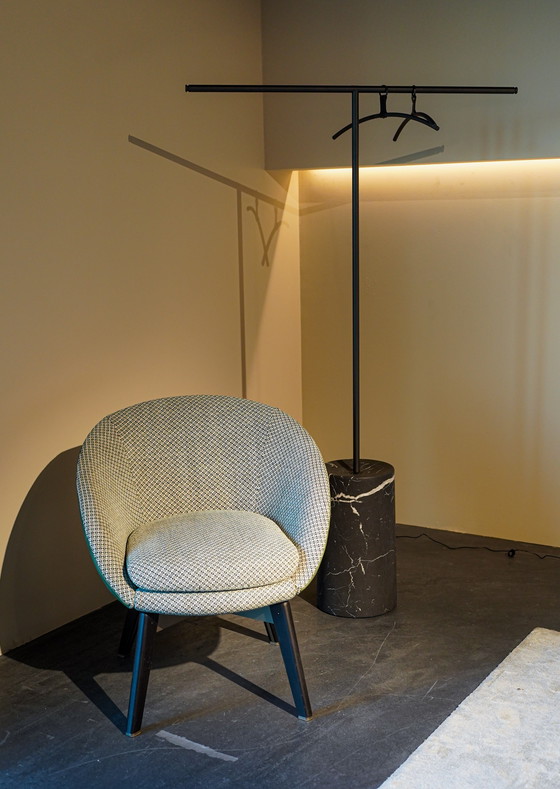 Image 1 of Letto Napoli con biancheria da letto – Comodini Moon Satellite – Tappeto Flush – Lampada da terra Tab