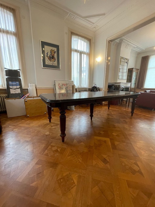 Table de salle à manger spacieuse