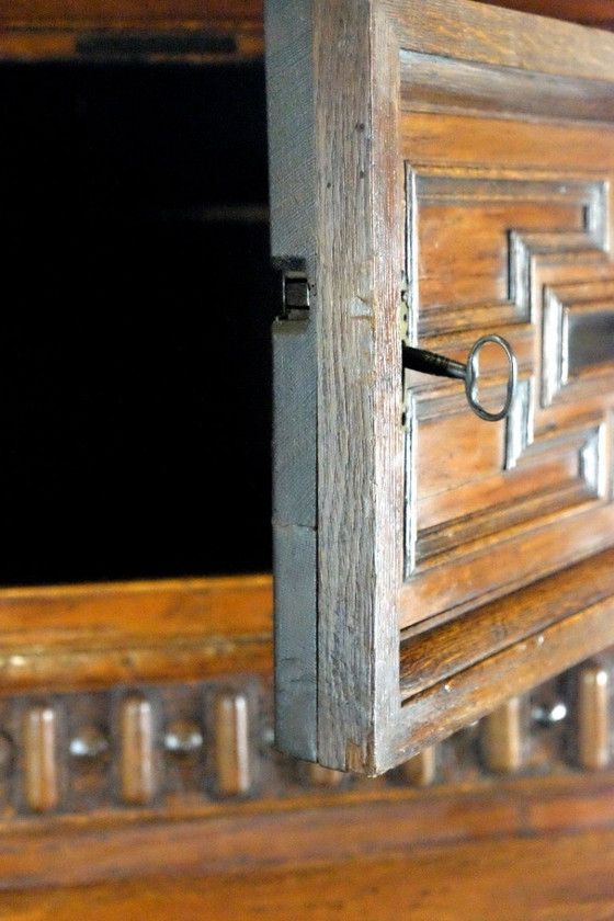 Image 1 of Prachtige 17de eeuwse Zeeuwse kast. 