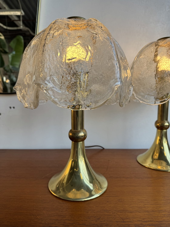 Image 1 of Lampada da tavolo vintage in ottone e vetro ghiacciato: eleganza di metà secolo