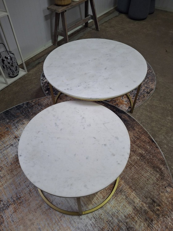 Image 1 of Salontafelset met wit marmer blad en goud metalen onderstel