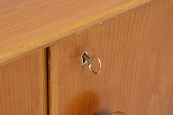 Image 1 of Armoire à linge vintage en bois | Mid Century armoire des années 50 avec sculptures | 60's rétro armoire à casiers #05-60