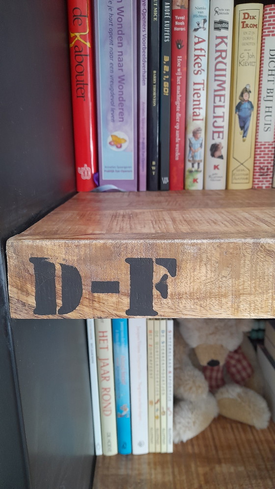 Image 1 of Armadietto nero con ripiani in legno di mango.