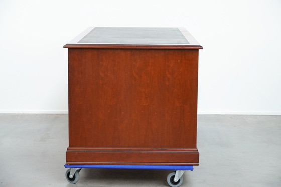 Image 1 of Klassischer Chesterfield-Schreibtisch/Partnerschreibtisch im englischen Stil mit schwarzer Lederplatte