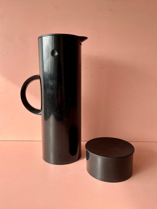 Stelton EM77 set: geïsoleerde kan en suikerpot, ontwerp van Erik Magnussen, Denemarken. Postmoderne zwarte thermoskan, jaren 70/