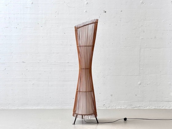 Image 1 of Franse vloerlamp van lichtgekleurd rotan en bamboe, jaren 60/70.