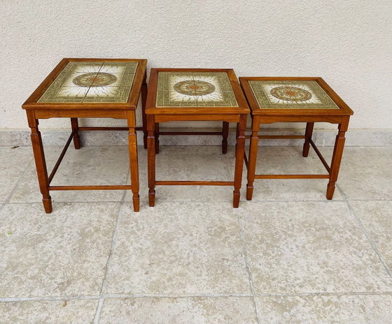 Image 1 of Set di 3 tavolini da caffè impilabili in teak e ceramica, Danimarca, 1960