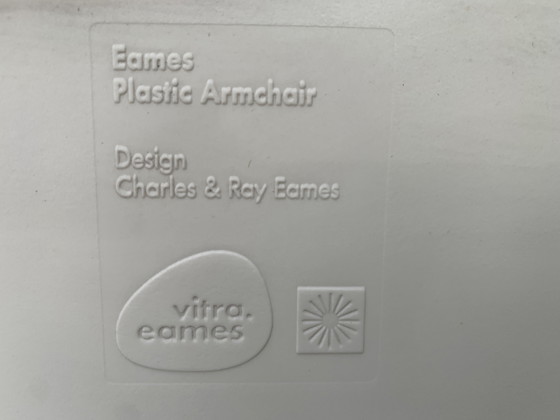 Image 1 of 2 x Fauteuil Vitra Eames en plastique DAR