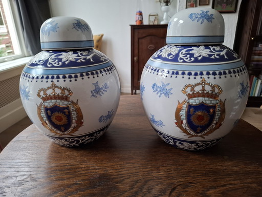 Set aus 2 großen Porzellan Wong Lee Ziertöpfen mit Versailles-Schild als Dekoration, handbemalt.