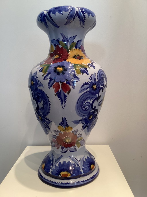 Gran jarrón portugués de loza pintado a mano.