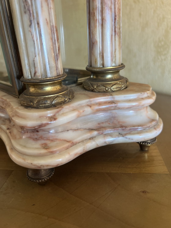Image 1 of Horloge pendule ancienne marbre rose et lion doré avec mouvement balancier  