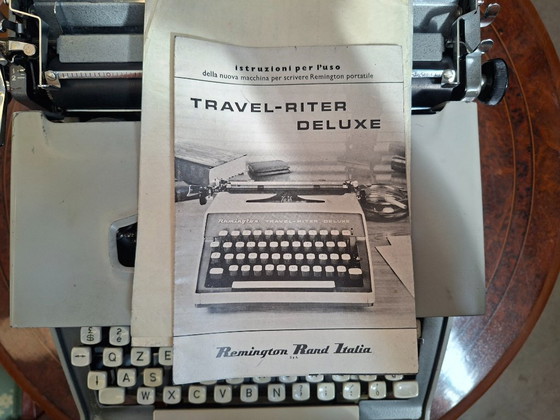 Image 1 of Remington Travel-Riter Deluxe (années 1960) + Documentation originale