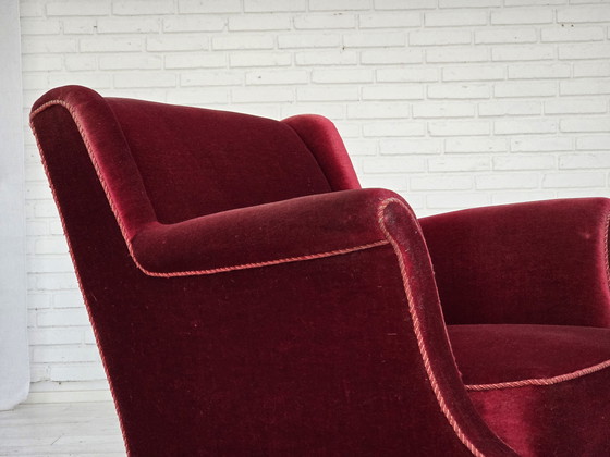 Image 1 of Fauteuil danois des années 1960, velours d'ameublement rouge cerise, bois de frêne, original
