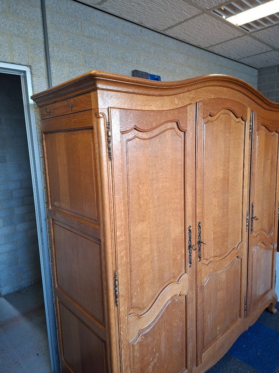 Hölzerner Kleiderschrank mit drei Türen, Kleiderschränke, Holz, Metall, Braun, Klassiek (Foto 3 von 10)