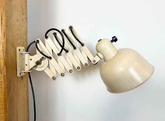 Image 1 of Beigefarbene, industrielle Wandleuchte im Midcentury-Stil mit Scherenmechanismus von Wila Leuchten, 1960er Jahre