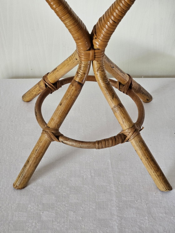 Double-sided mirror on a vintage rattan stand (photo 5 of 9)
