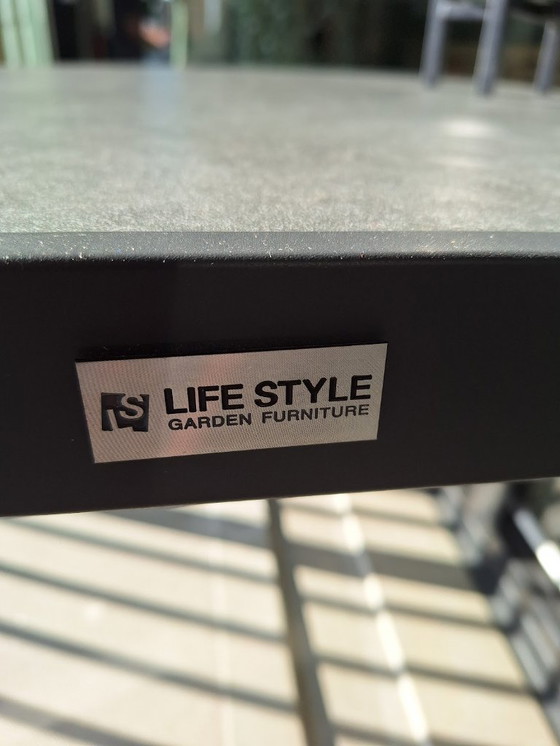 Image 1 of Style de vie avec une belle table de jardin