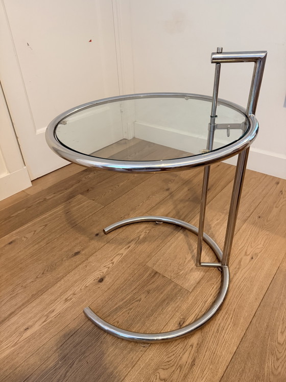 Tavolino laterale regolabile Vintage E1027 disegnato da Eileen Gray – Cromo e vetro – Tavolini, Chrome (photo 3 of 6)