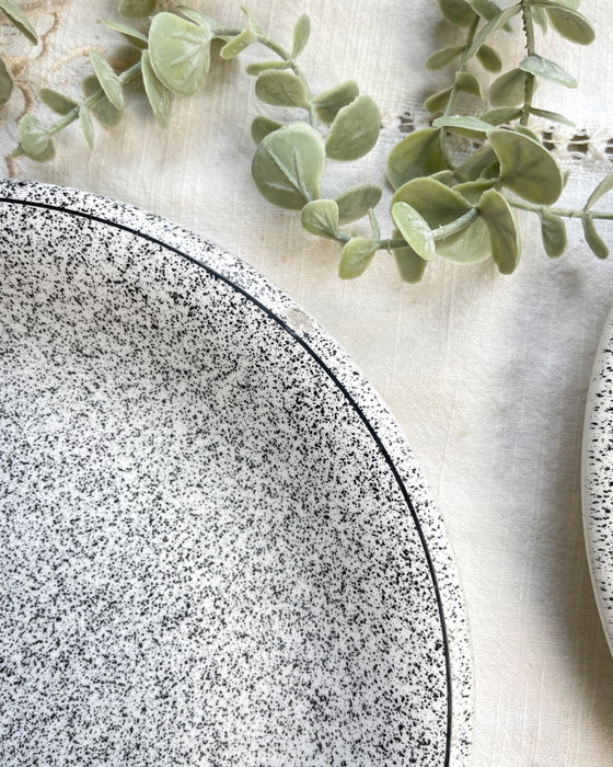 3 assiettes italiennes en faïence mouchetée noir et blanc – Vaisselle, Modern (photo 7 of 9)