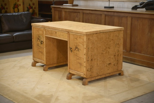 Engels bureau van berkenhout met inlegwerk in bijenmotief, jaren 1950