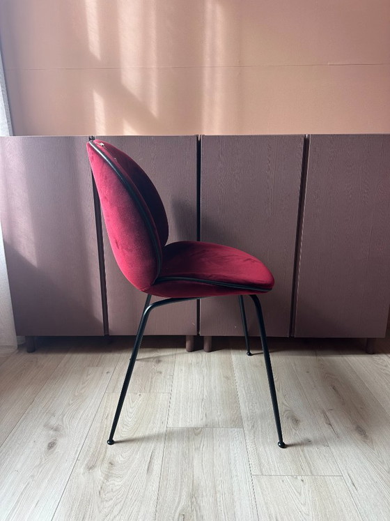 Image 1 of Fauteuil Gubi Beetle en velours rouge
