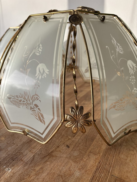 Image 1 of Set van 2 vintage glazen lampenkappen (Ø40 cm) met goudkleurig bloemenframe – Art Nouveau stijl