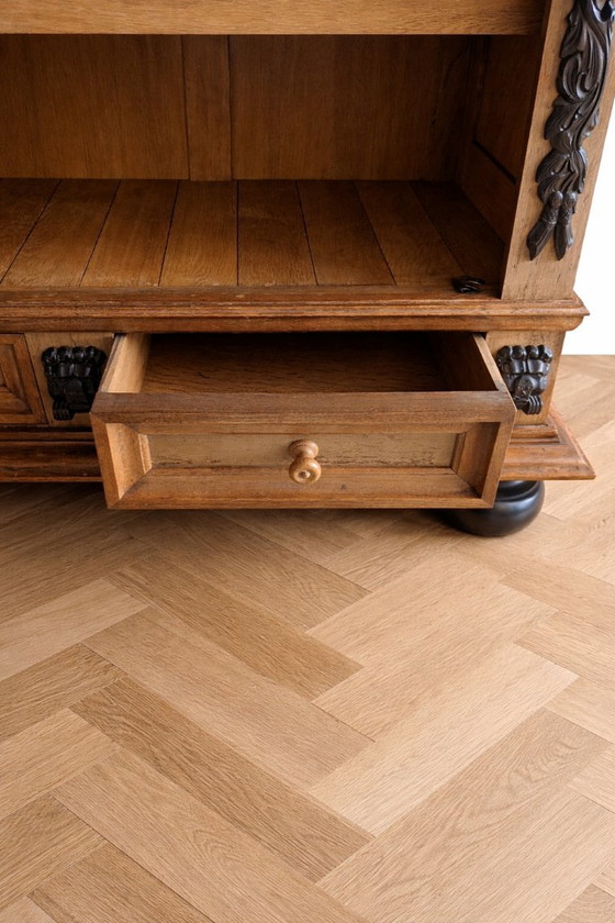 Image 1 of Armario de lino antiguo de madera maciza – ricamente decorado – armario único