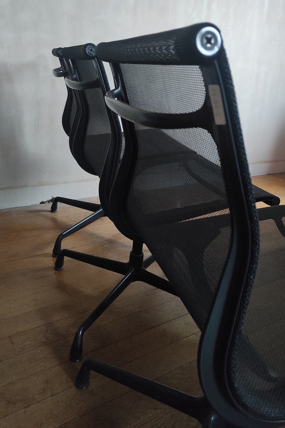 Image 1 of 3 sedie nere di Charles & Ray Eames EA105 per Vitra