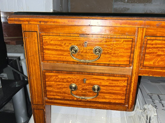 Image 1 of Maple & Co Prachtig Edwardiaans bureau van satijnhout met kruisbanden van walnoothout