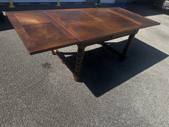 Image 1 of Table en chêne massif à rallonges, pieds tournés XIX e siècle 