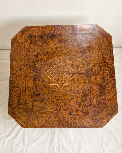 Beistelltisch/Sockeltisch im Art-Deco-Stil aus Maserholz mit geometrischer Intarsienarbeit – bijzettafels (photo 2 of 4)