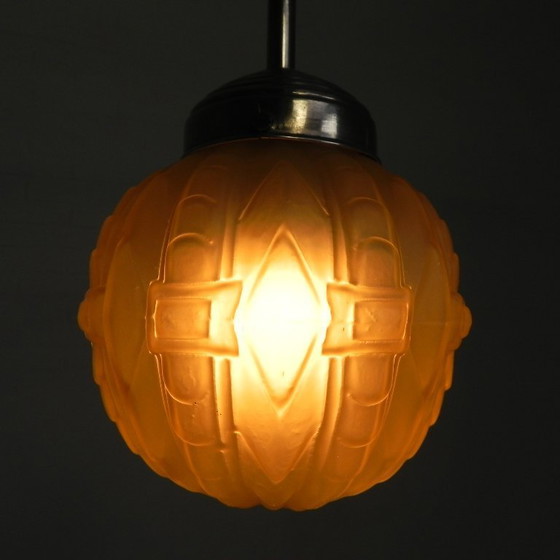 Image 1 of Lampada a sospensione Art Déco con sfera di vetro e raffinata decorazione geometrica, anni '30