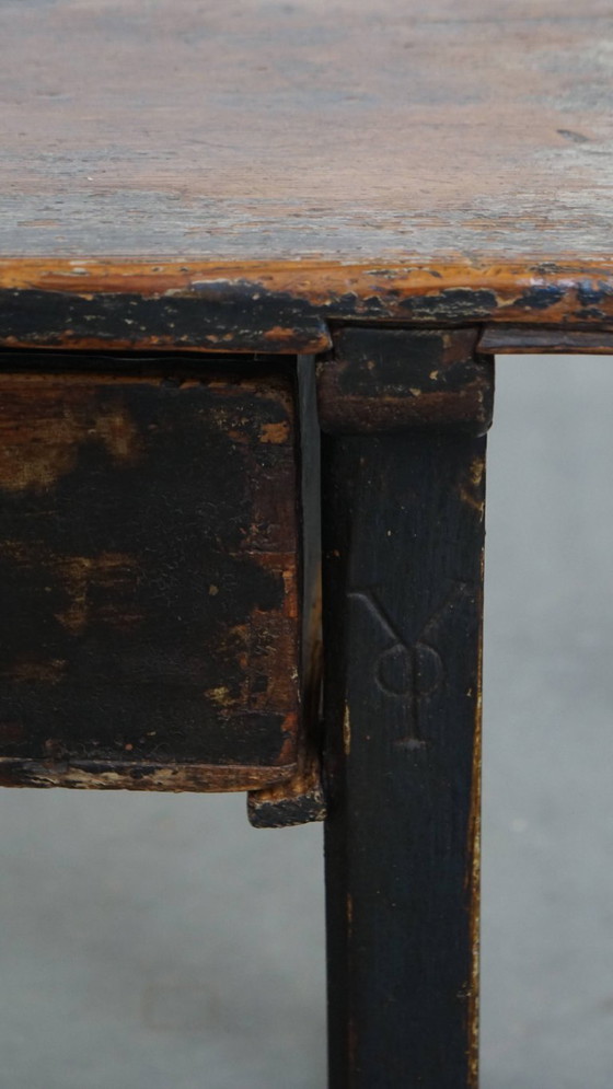 Image 1 of Mesa auxiliar española antigua de finales del siglo XVIII con cajón.