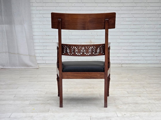 Image 1 of Jaren 1920-1930, Set van 2 fauteuils, ontwerp naar Georges Jacob, gesneden teakhout, leer, opnieuw gestoffeerd.