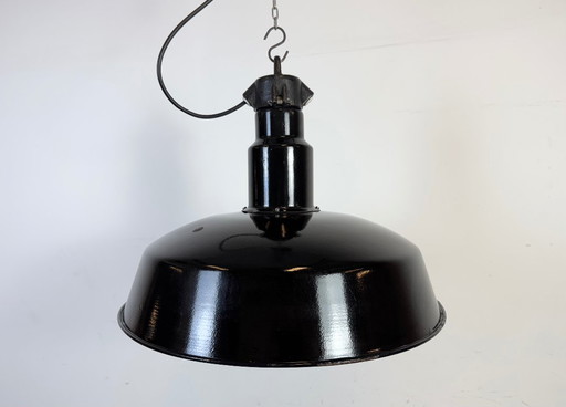 Gran lámpara industrial de fábrica, de esmalte negro, con parte superior de hierro fundido, década de 1950