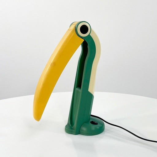Lampada a forma di tucano verde mare e giallo, disegnata da H.T. Huang per Huanglite, anni '80.