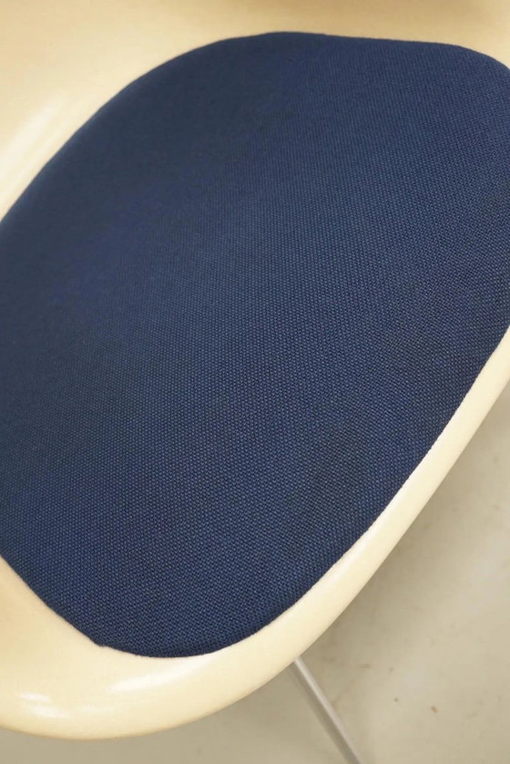 Image 1 of Set di tre poltrone DAX in fibra di vetro color pergamena, Eames per Herman Miller / Vitra