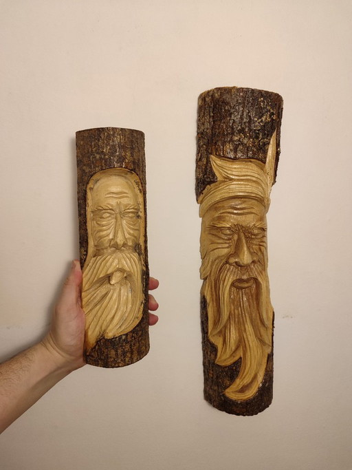 4 handgefertigte Figuren aus Holzstämmen