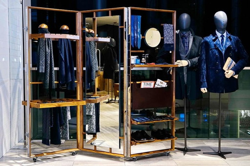 Stoffen kleedkamer in massief walnotenhout met spiegelend roestvrij staal en leren details