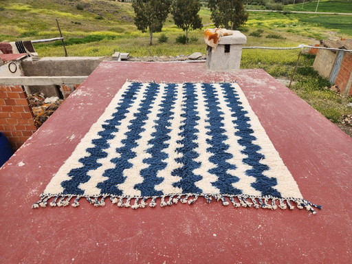 Blauw & Ivoor Beni Ouarain tapijt 274x208 cm – Handgemaakt Marokkaans wollen tapijt – Modern gestreept Berberdesign